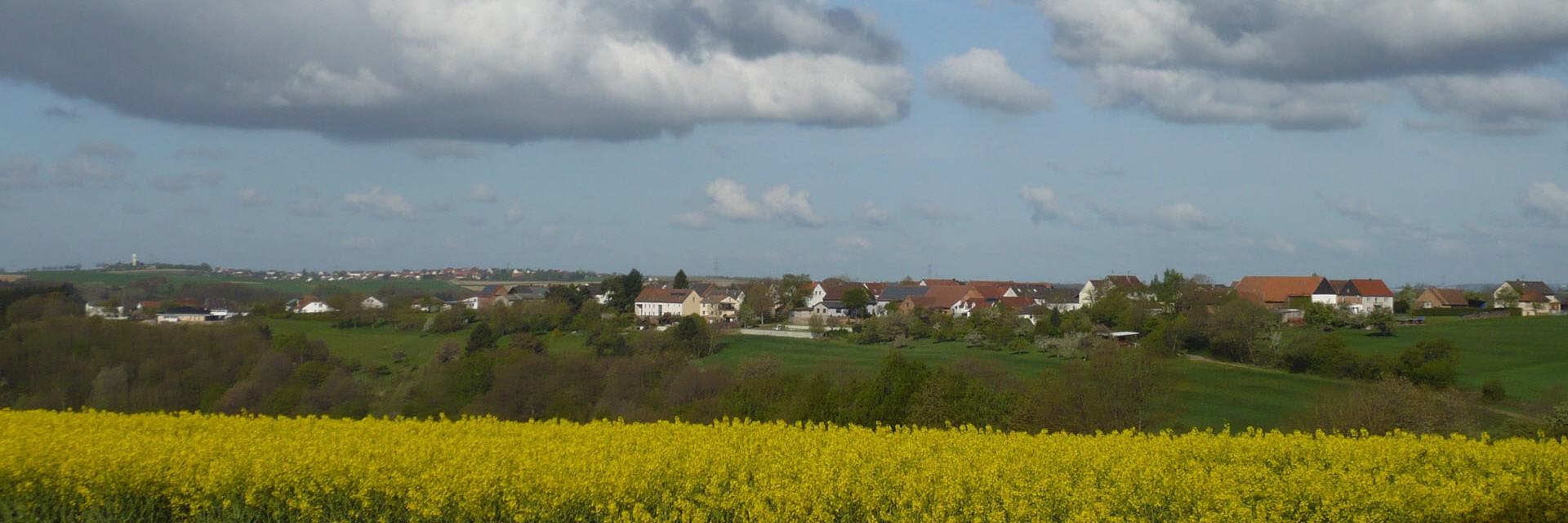 Blick auf Krähenberg im Frühling